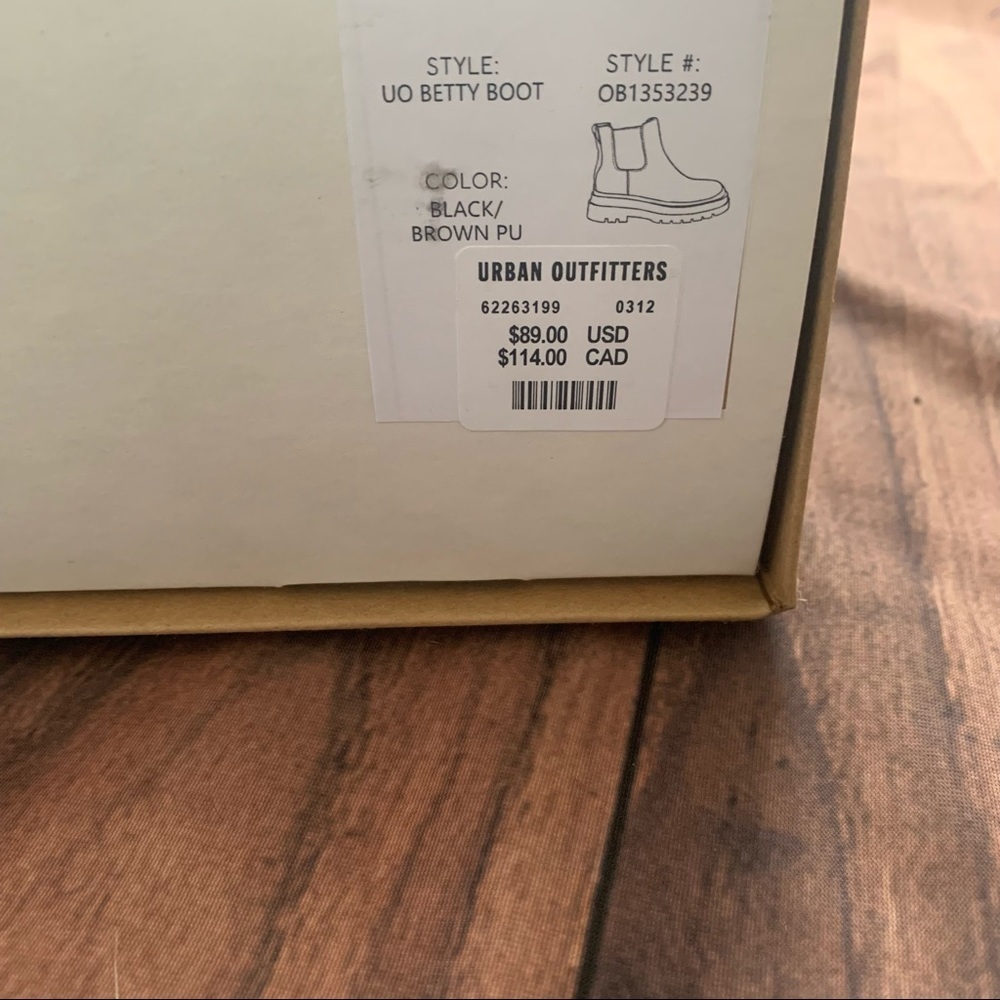 New with box UO Betty treaded Chelsea faux leather chunky platform boot 9 - Picture 9 of 10